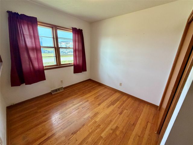 1836 Curtis Avenue, Chariton, IA 50049
