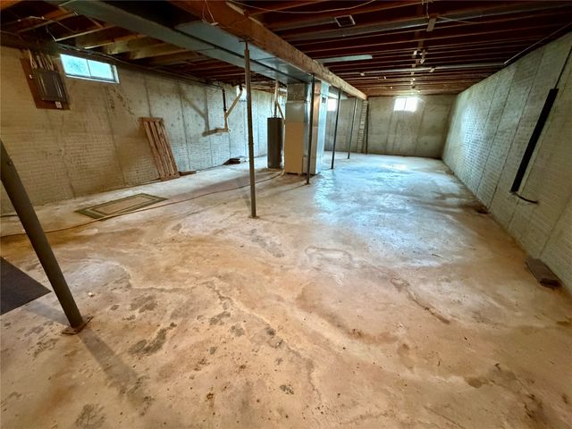 1836 Curtis Avenue, Chariton, IA 50049