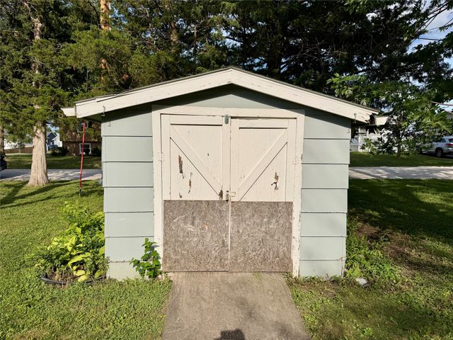1836 Curtis Avenue, Chariton, IA 50049