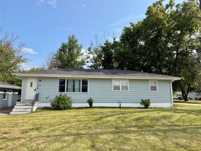 1836 Curtis Avenue, Chariton, IA 50049