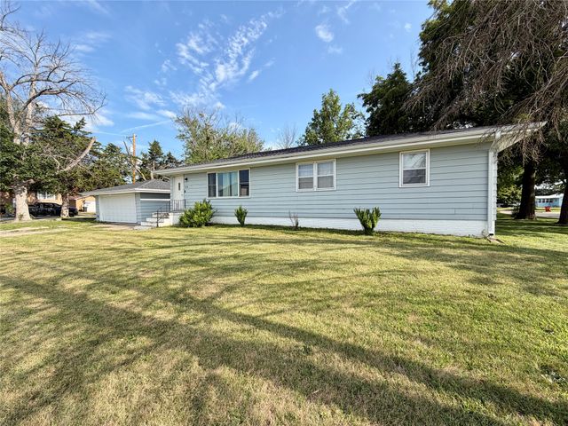 1836 Curtis Avenue, Chariton, IA 50049