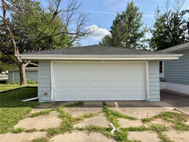 1836 Curtis Avenue, Chariton, IA 50049