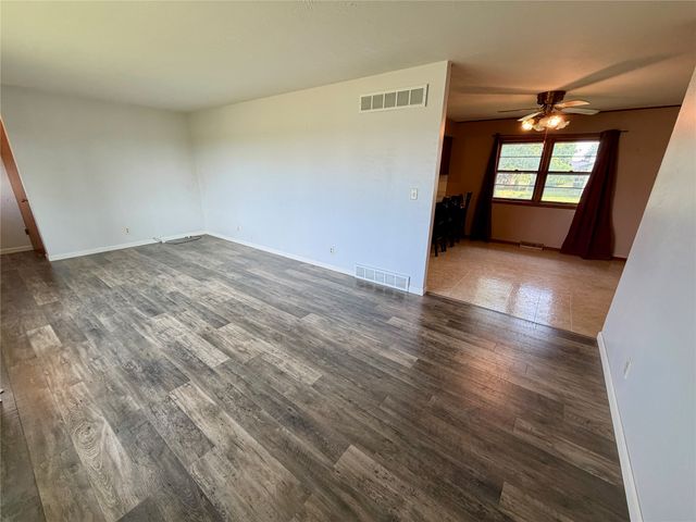 1836 Curtis Avenue, Chariton, IA 50049