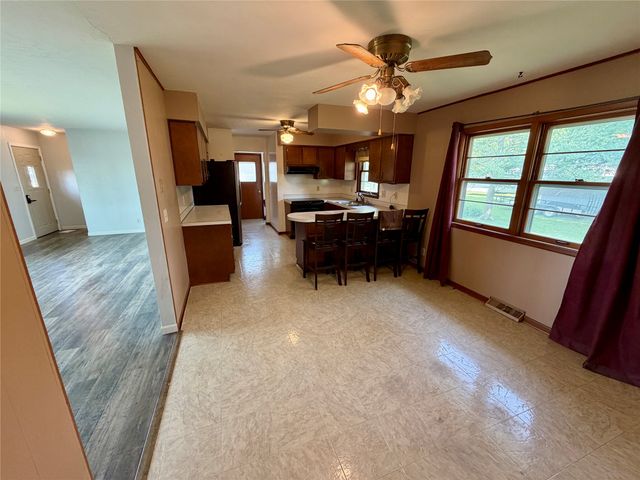 1836 Curtis Avenue, Chariton, IA 50049