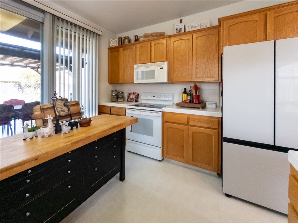 Image 10 of property listing at 337 Village Drive, Dinuba, CA 93618