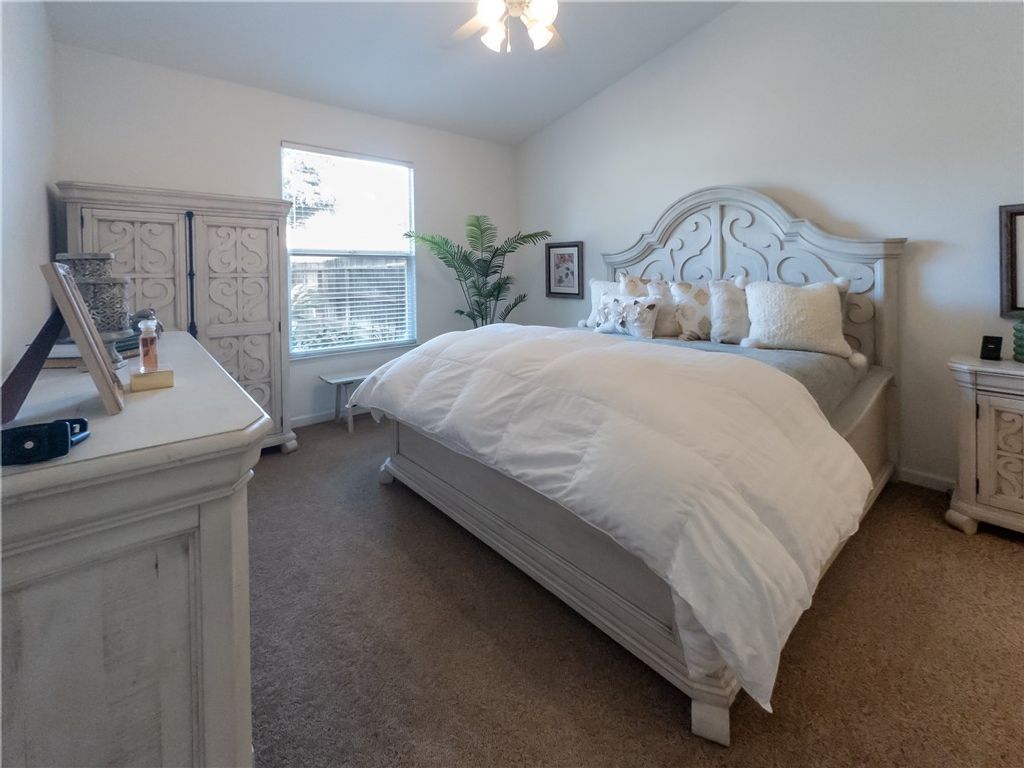 Image 12 of property listing at 337 Village Drive, Dinuba, CA 93618