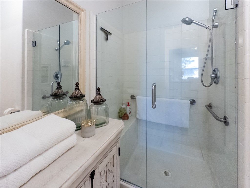 Image 15 of property listing at 337 Village Drive, Dinuba, CA 93618