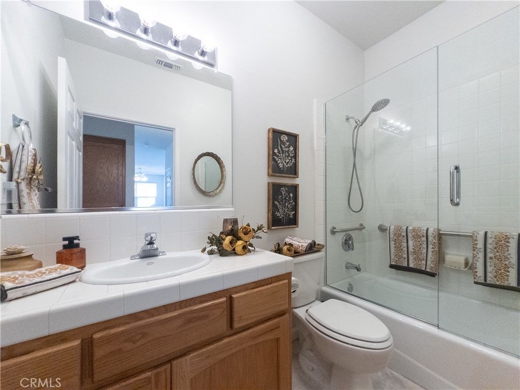 Image 18 of property listing at 337 Village Drive, Dinuba, CA 93618