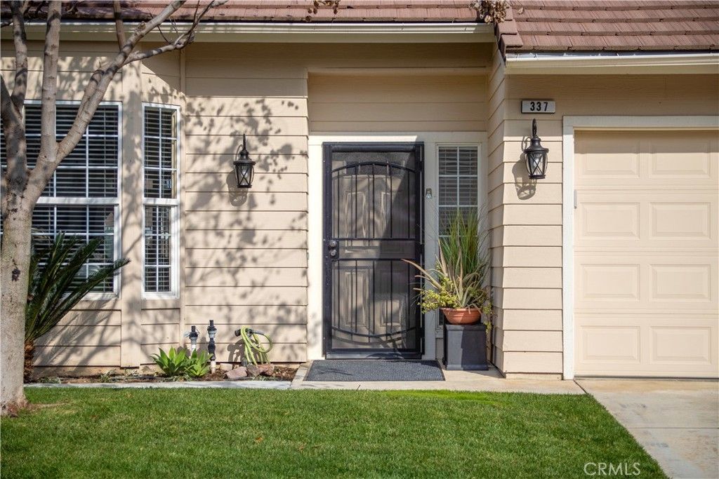 Image 23 of property listing at 337 Village Drive, Dinuba, CA 93618