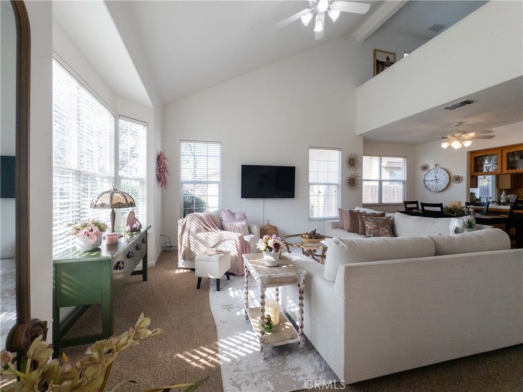 Image 5 of property listing at 337 Village Drive, Dinuba, CA 93618