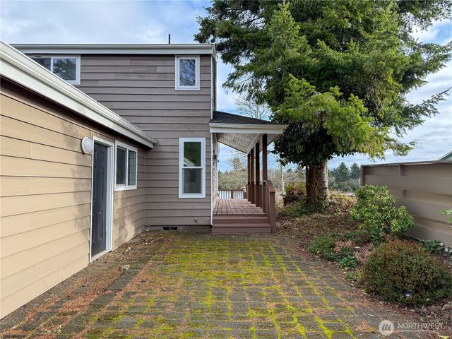 586 Mount Olympus Avenue SE, Ocean Shores, WA 98569