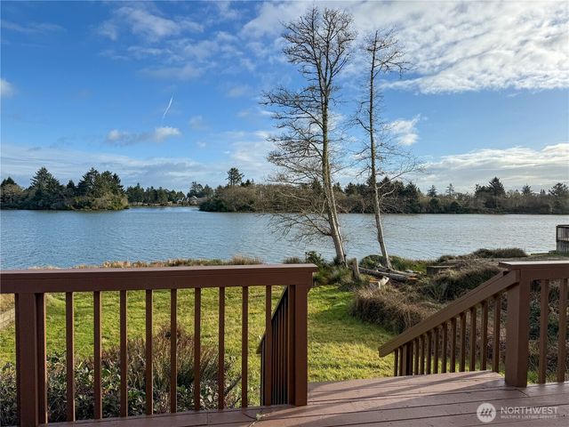 586 Mount Olympus Avenue SE, Ocean Shores, WA 98569