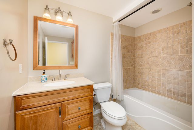 2906 N Knightsbridge Circle, Ann Arbor, MI 48105