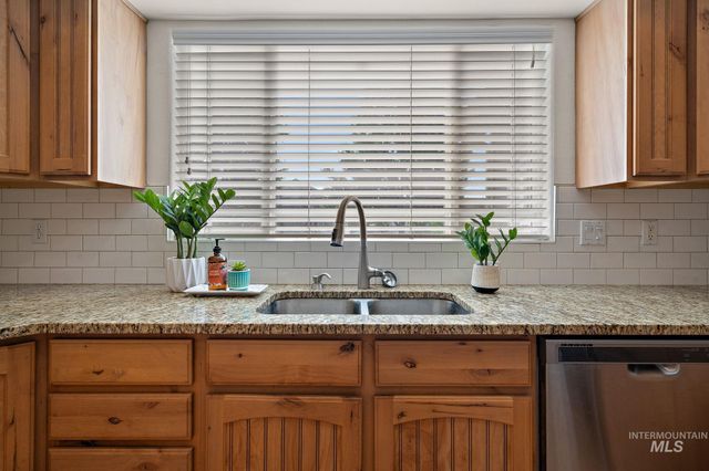 2205 N Aronmink Way, Meridian, ID 83646