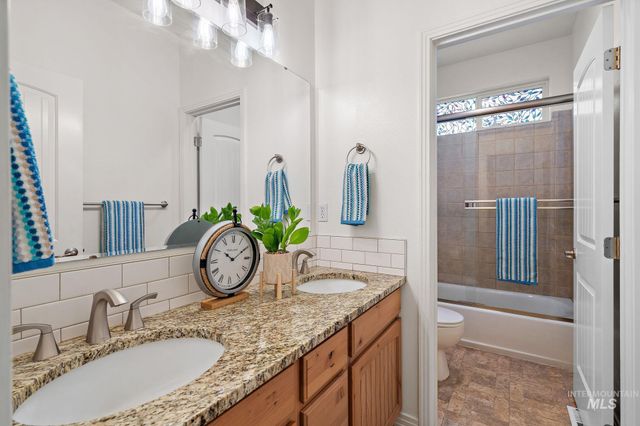 2205 N Aronmink Way, Meridian, ID 83646