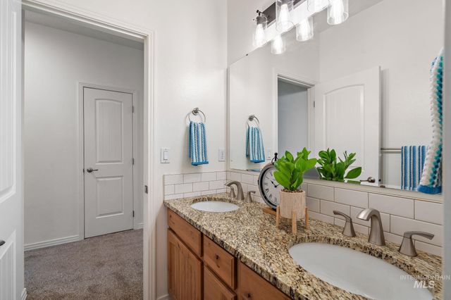 2205 N Aronmink Way, Meridian, ID 83646