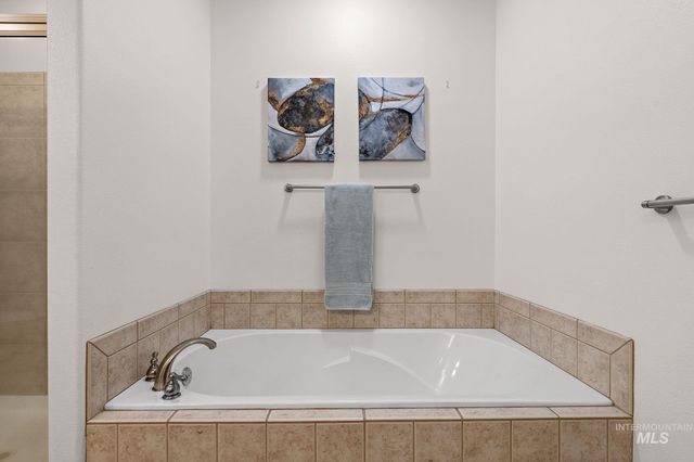 2205 N Aronmink Way, Meridian, ID 83646