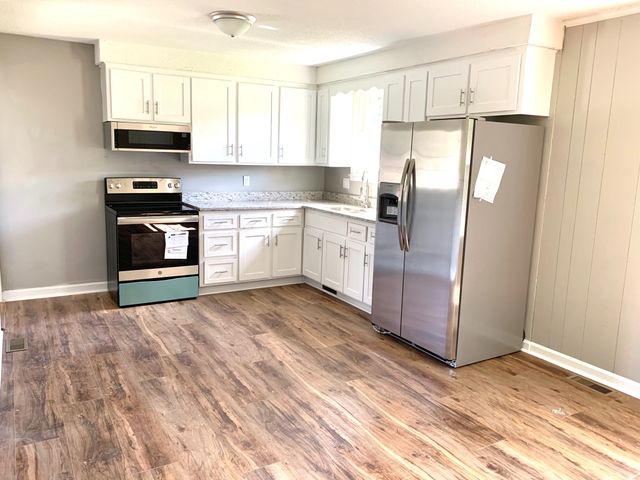 512 Kellia Dr, Clarksville, TN 37042