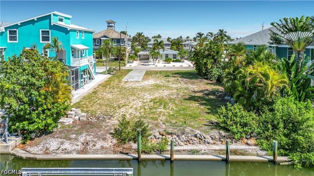 200 Curlew ST, Fort Myers Beach, FL 33931