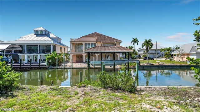 200 Curlew ST, Fort Myers Beach, FL 33931