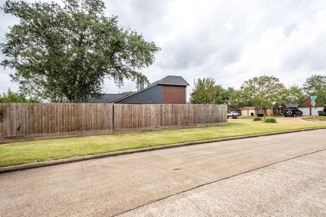 3401 Wood Fox Drive, Alvin, TX 77511