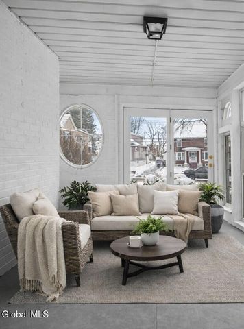 9 Van Dyke Avenue, Amsterdam, NY 12010