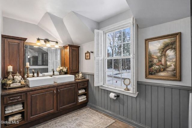 9 Van Dyke Avenue, Amsterdam, NY 12010