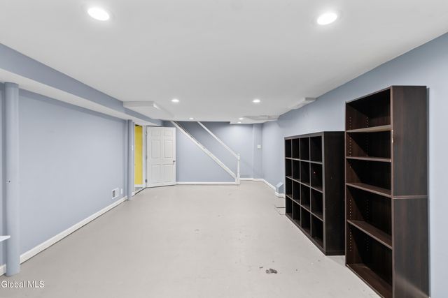 9 Van Dyke Avenue, Amsterdam, NY 12010