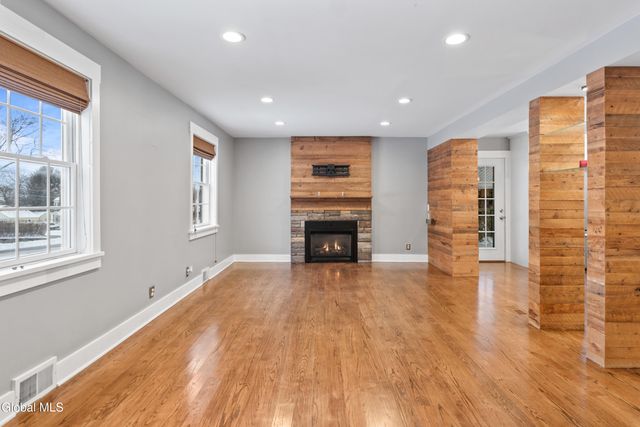 9 Van Dyke Avenue, Amsterdam, NY 12010