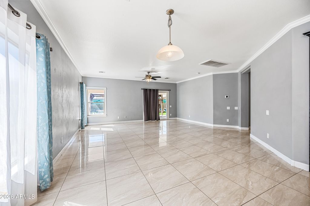 Image 12 of property listing at 806 S 118TH Lane, Avondale, AZ 85323