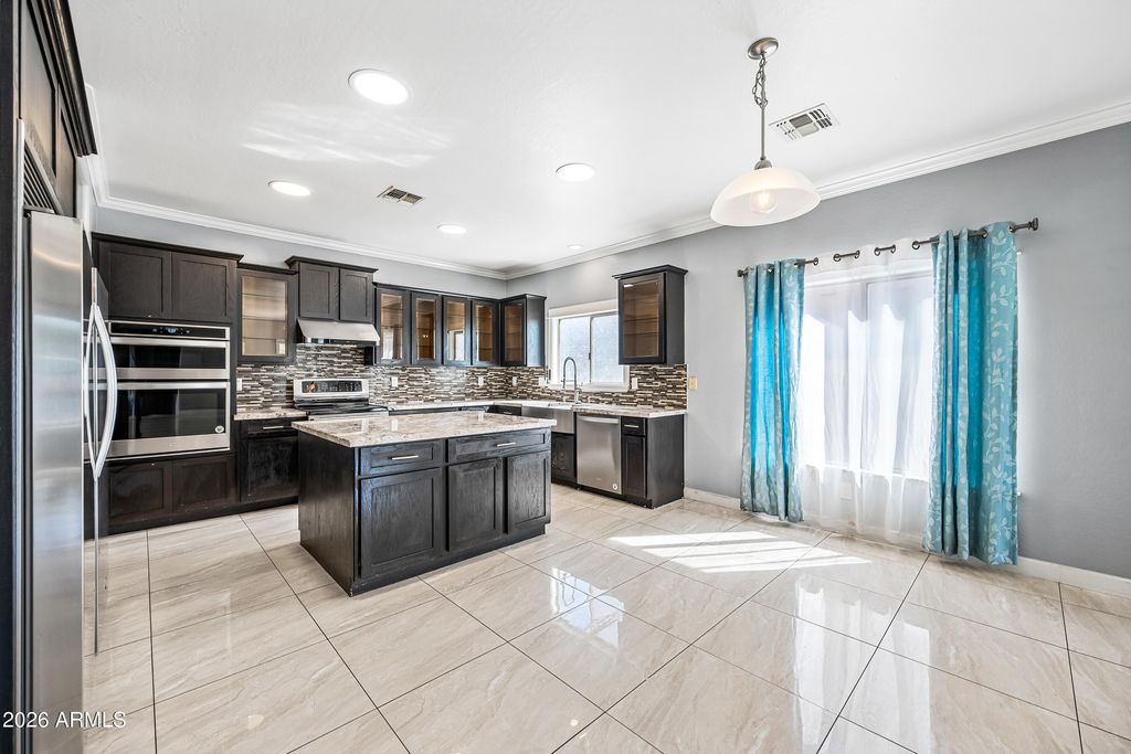 Image 14 of property listing at 806 S 118TH Lane, Avondale, AZ 85323