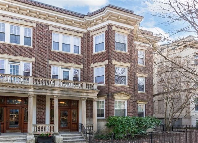 95 Mason Terrace 6, Brookline, MA 02446