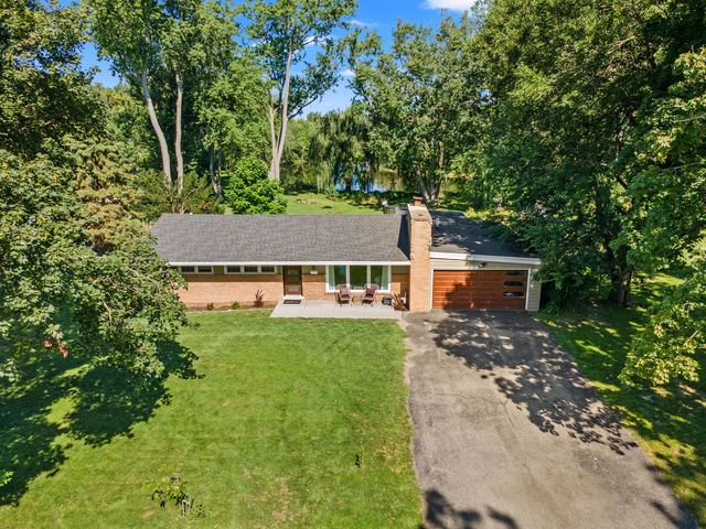 560 Woodland Drive, Crystal Lake, IL 60014