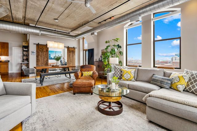 758 N LARRABEE Street 811, Chicago, IL 60654