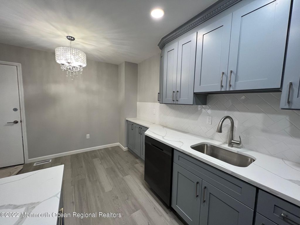 232 Longwood Drive 23-2, Manalapan, NJ 07726