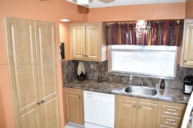 9541 Sunrise Lakes Blvd 204, Sunrise, FL 33322