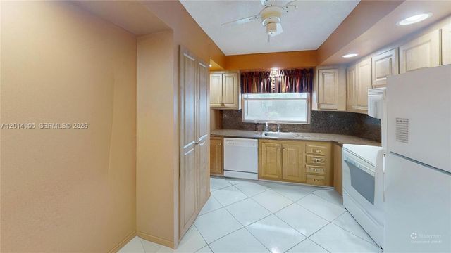 9541 Sunrise Lakes Blvd 204, Sunrise, FL 33322