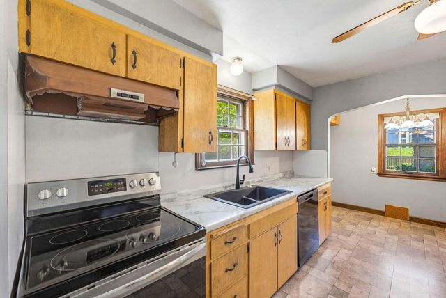 W226N3045 Duplainvlle ROAD, Waukesha, WI 53186