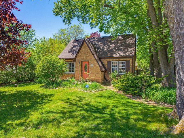 W226N3045 Duplainvlle ROAD, Waukesha, WI 53186