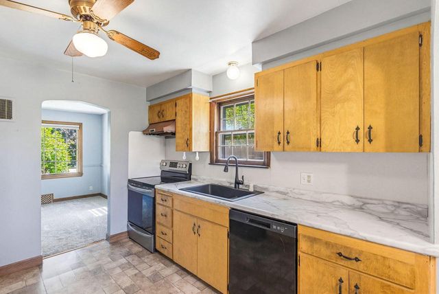 W226N3045 Duplainvlle ROAD, Waukesha, WI 53186