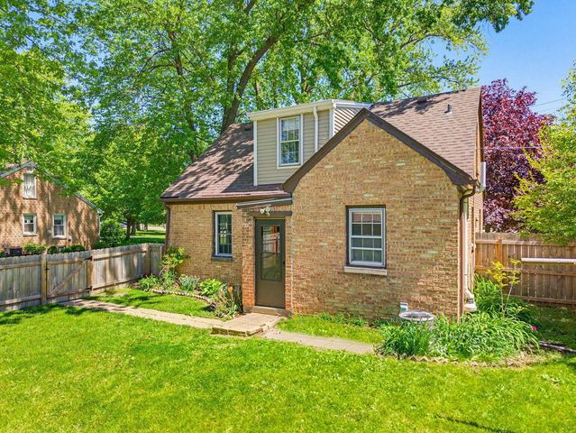 W226N3045 Duplainvlle ROAD, Waukesha, WI 53186