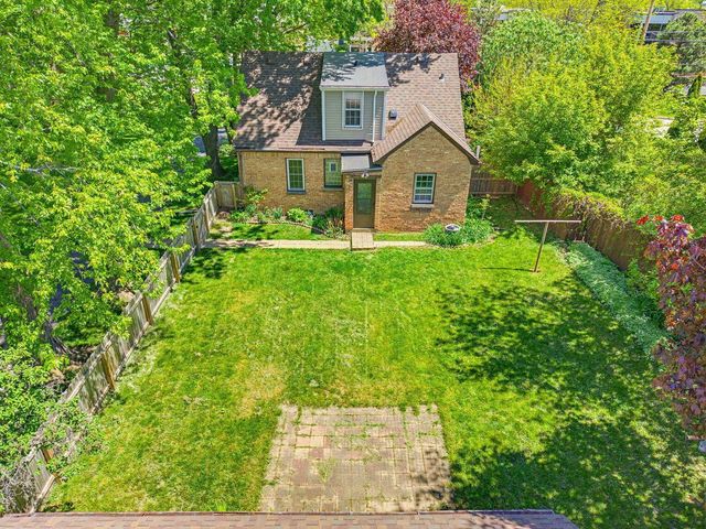 W226N3045 Duplainvlle ROAD, Waukesha, WI 53186