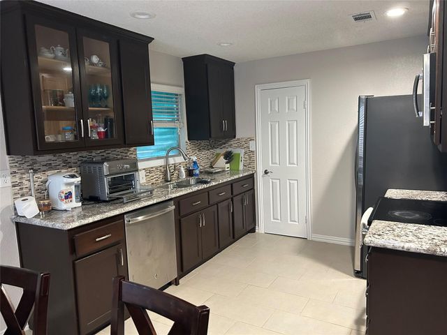 306 Isles End Road, Tiki Island, TX 77554
