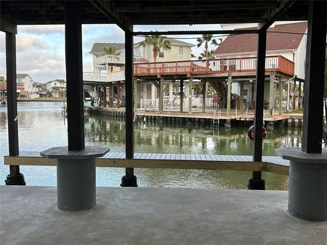 306 Isles End Road, Tiki Island, TX 77554