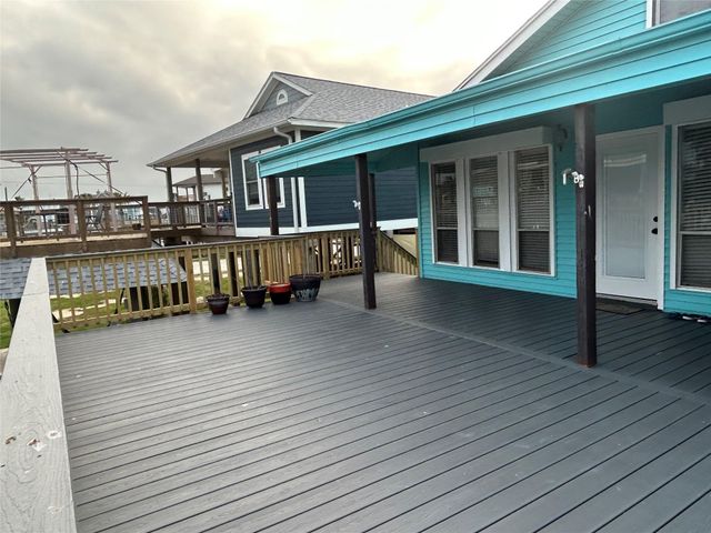 306 Isles End Road, Tiki Island, TX 77554
