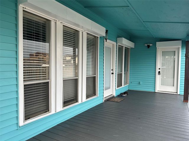 306 Isles End Road, Tiki Island, TX 77554