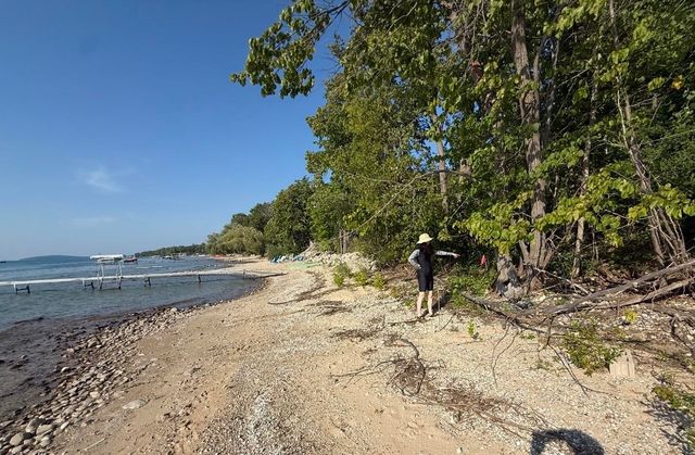 7608 Peninsula Road, Traverse City, MI 49686