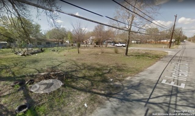 611 E IRELAND ST, Seguin, TX 78155