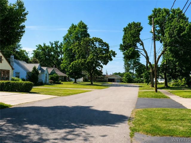 16 Marvin Ct, Hamburg, NY 14075