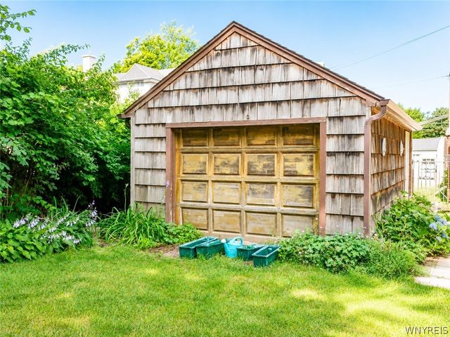 16 Marvin Ct, Hamburg, NY 14075